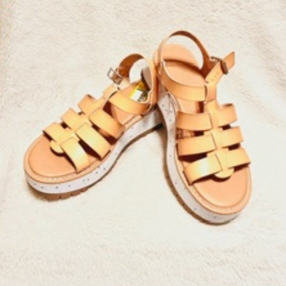 Universal Thread Shoes - (NEW) Universal Thread - Tan Platform Sandals - Size 8 1/2